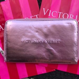 VICTORIA’S SECRET LIGHT PINK METALLIC CLUTCH